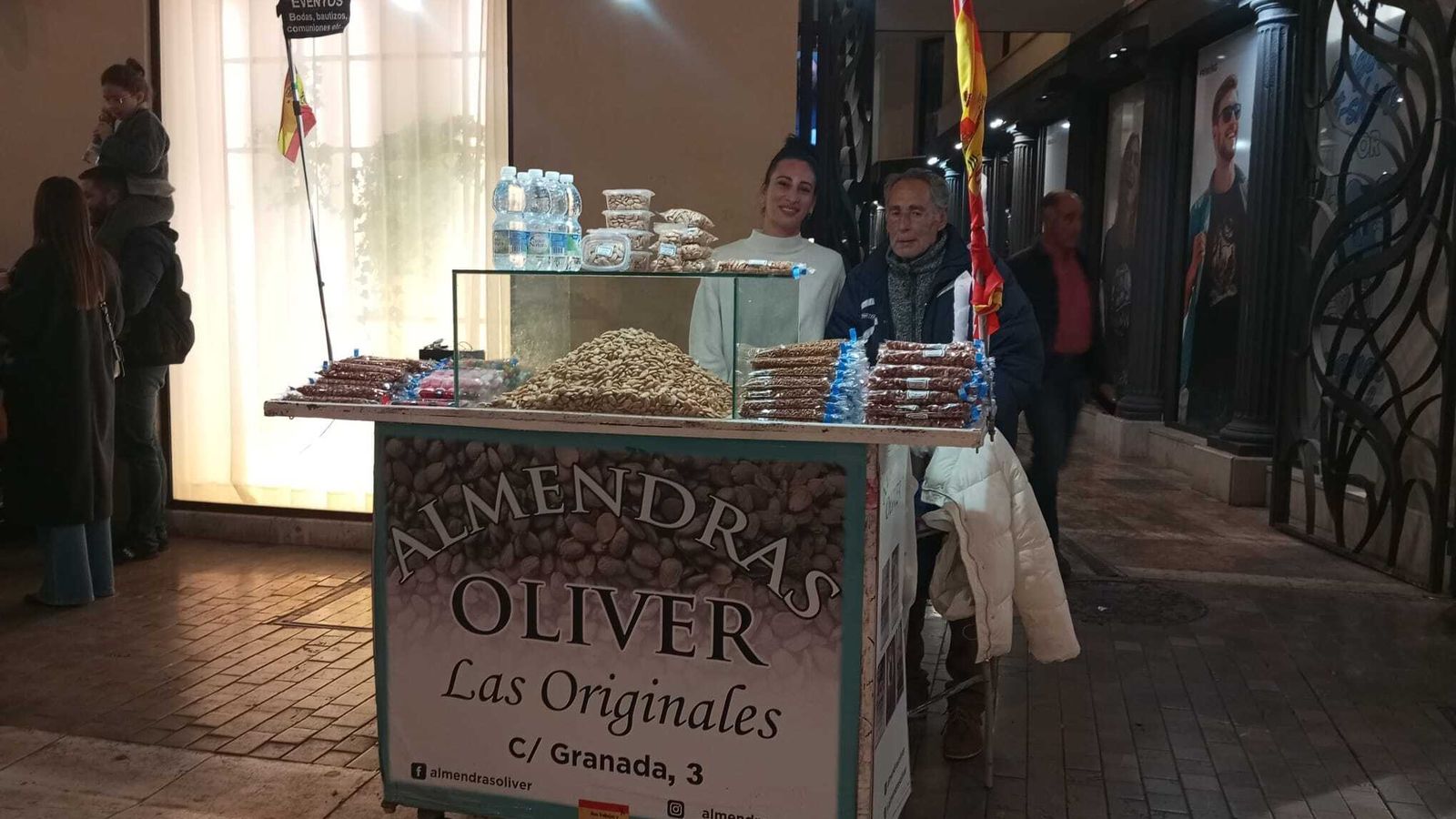Jennifer Laguna en su puesto de almendras junto a su tío Antonio