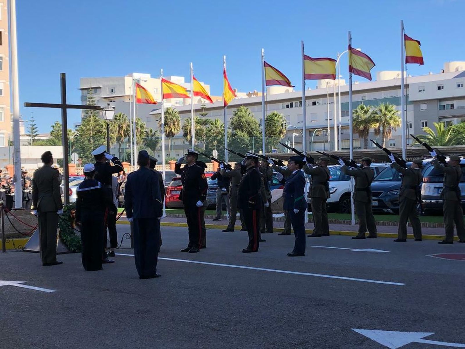 Un momento del homenaje a los caídos durante el acto.