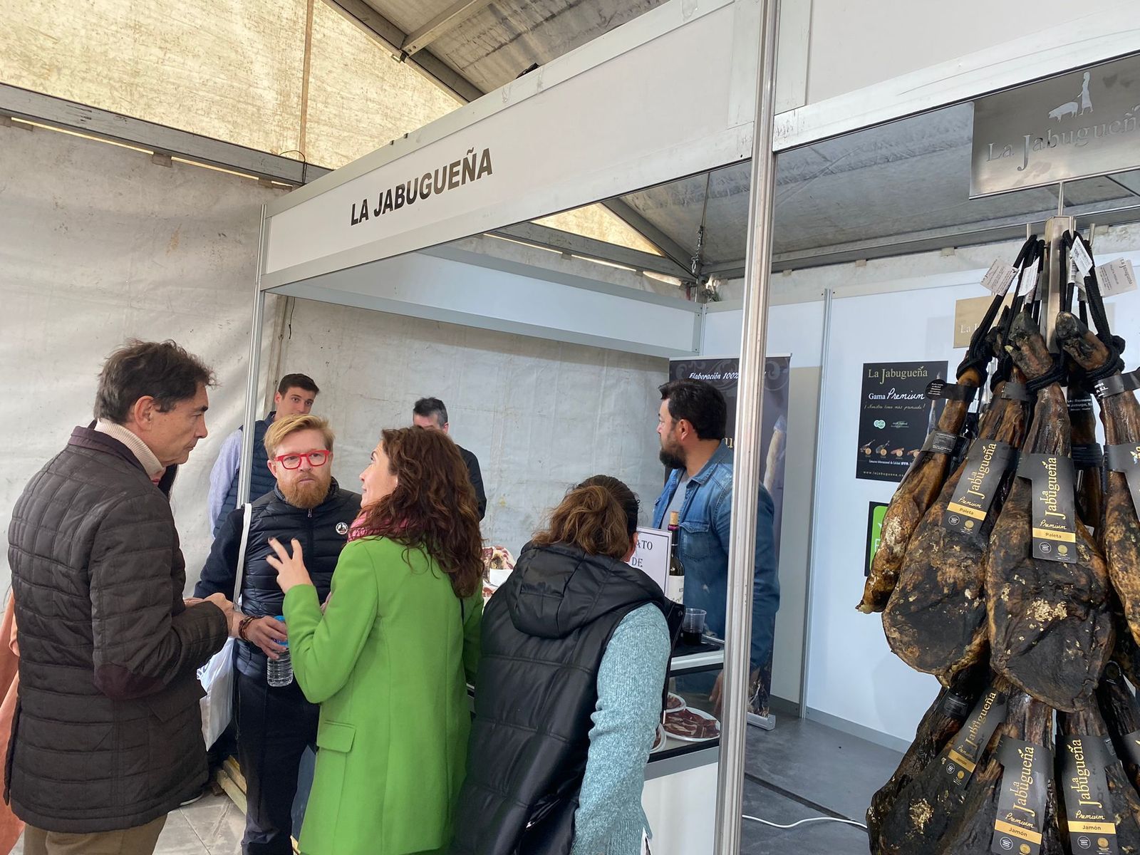 El mayor cocido del mundo cocinado en Jabugo, en imágenes.