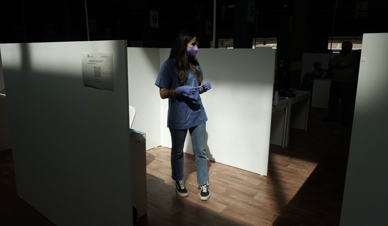 Imágenes de la vacunación de mayores en el Estadio de la Cartuja