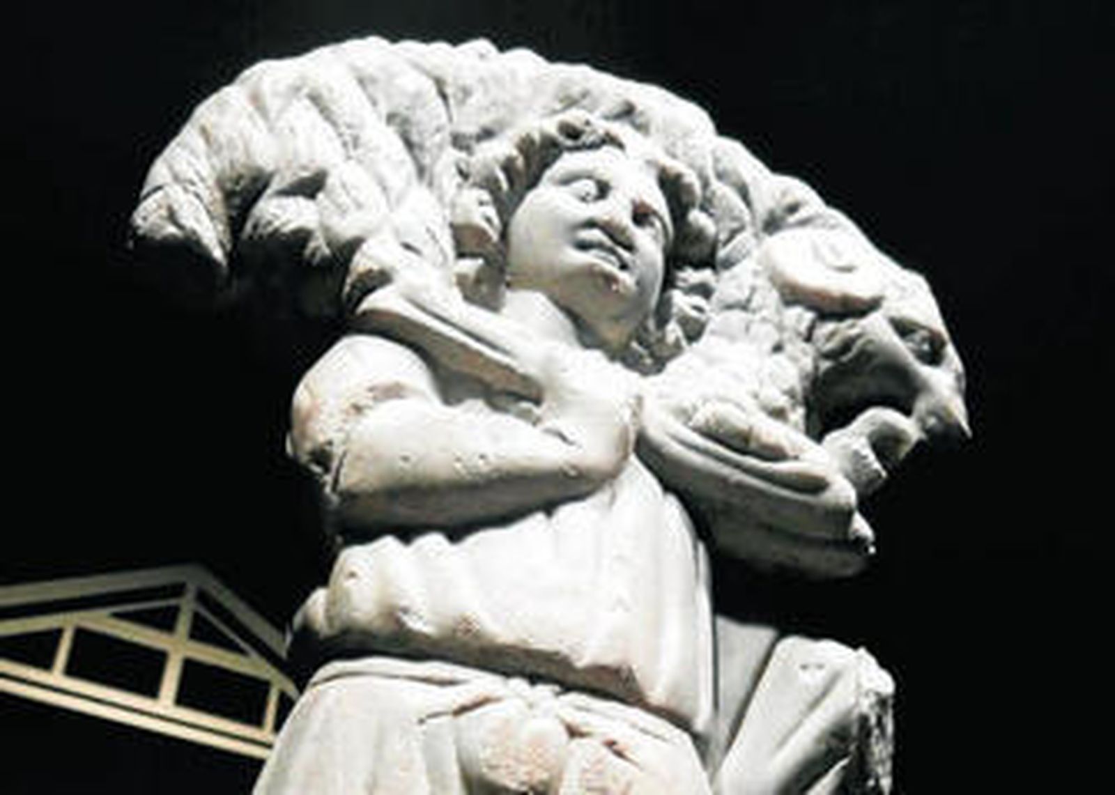 La muestra 'La fuerza del símbolo' gira en torno a la escultura del Buen Pastor.