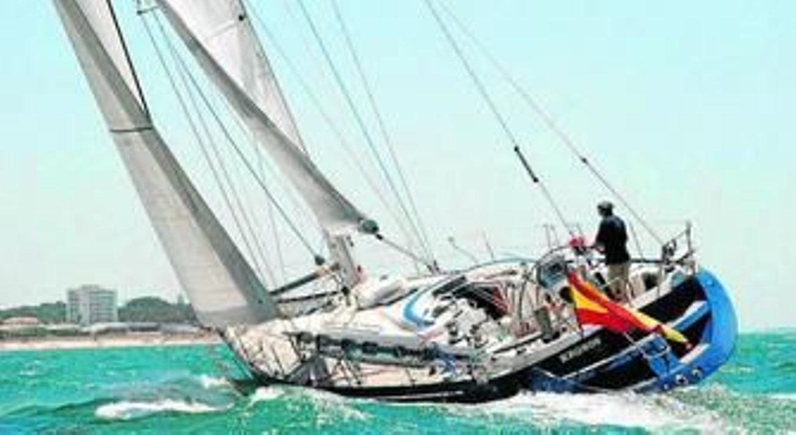 El 'Kronos V' de Fernández Mensaque, ganador en la categoría de 'A Dos', en acción durante la regata.