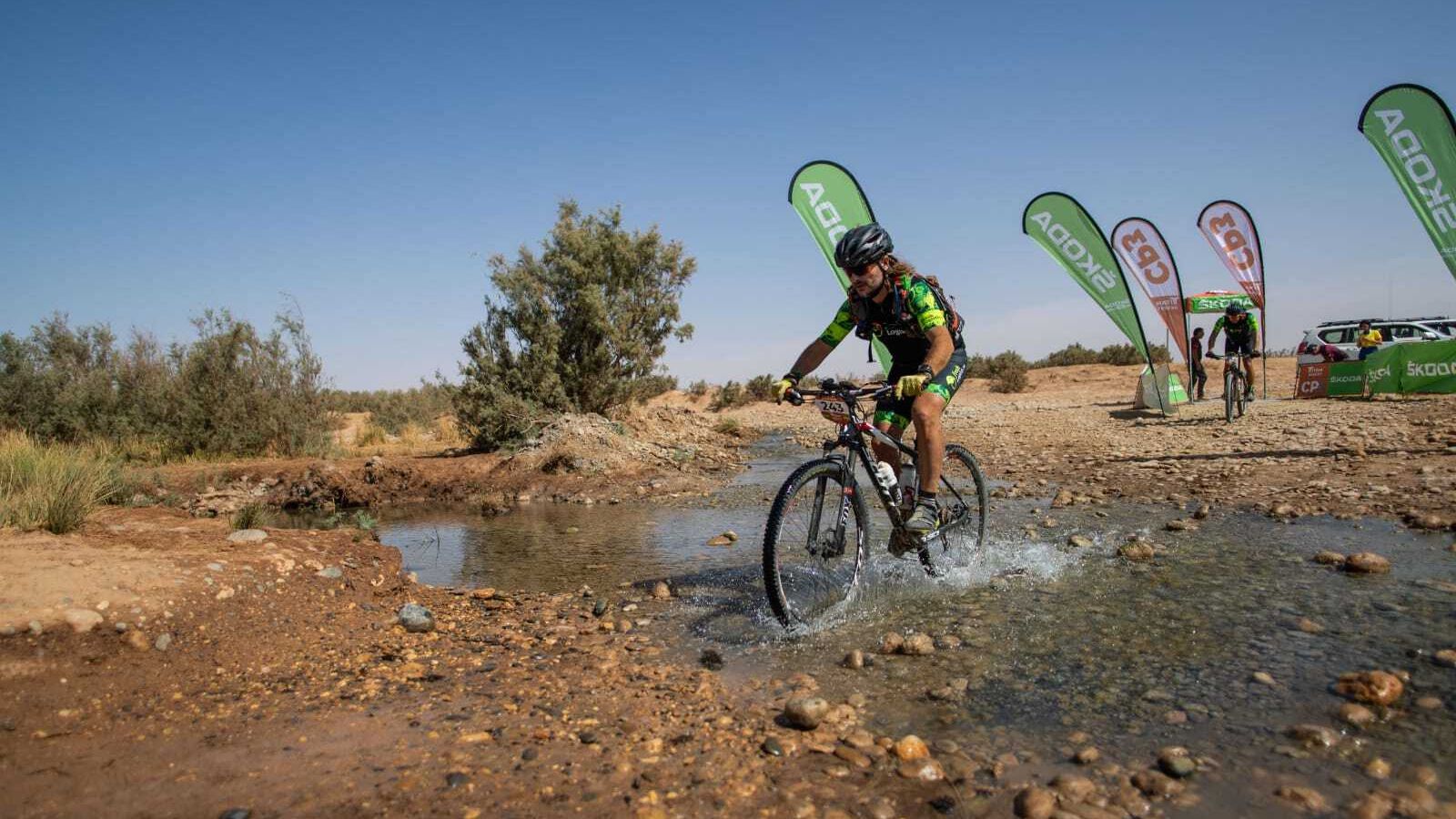 Atravesando un tramo pedroso y con agua.