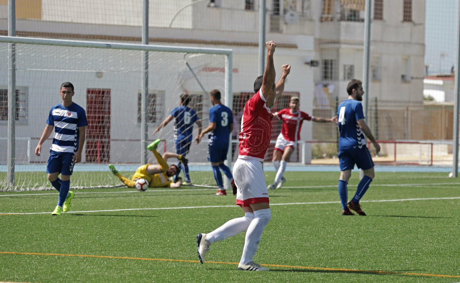 Los jugadores del San Roque celebran un tanto al Cartaya.