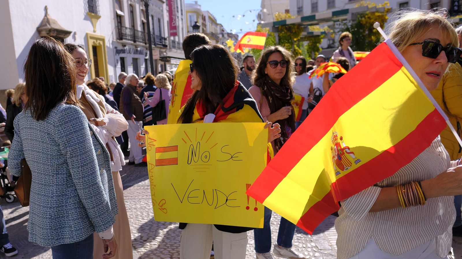 Pancartas de 'España no se vende' contra la amnistía' Pancartas de 'España no se vende' contra la amnistía'