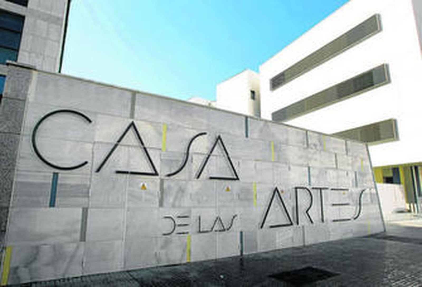 Fachada de la Casa de las Artes, con serias dificultades económicas para el normal desarrollo de las enseñanzas de Arte, Música y Danza.