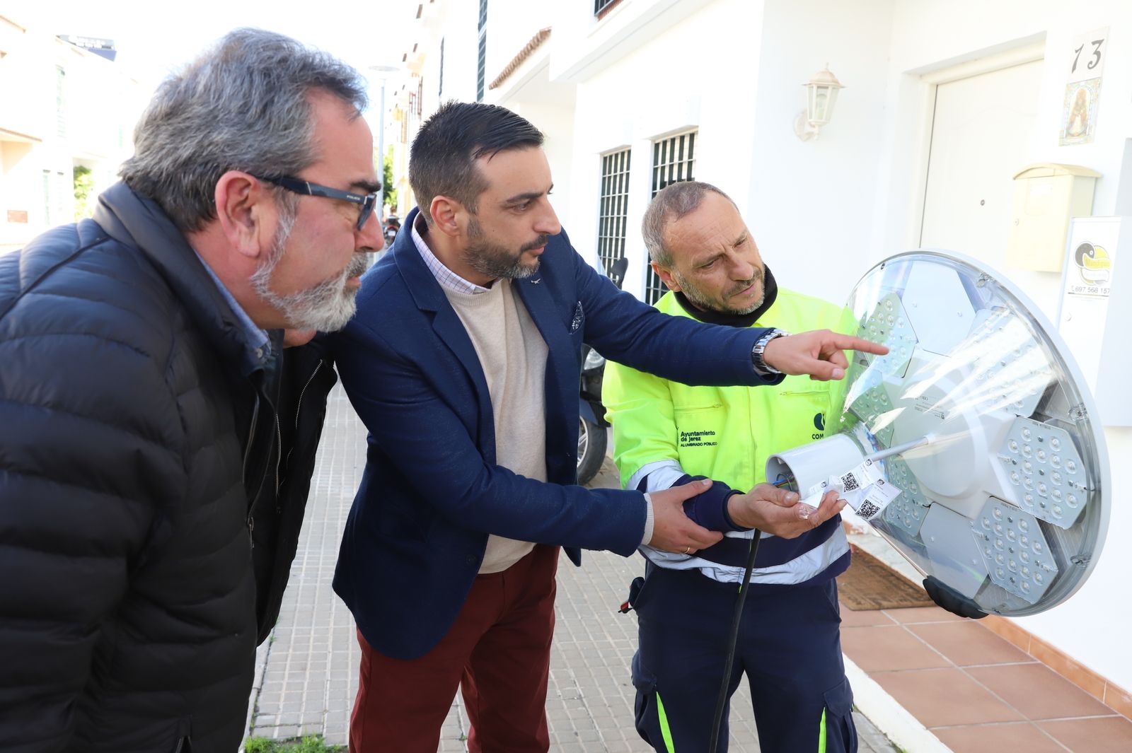 El delegado observa una de las nuevas luminarias.