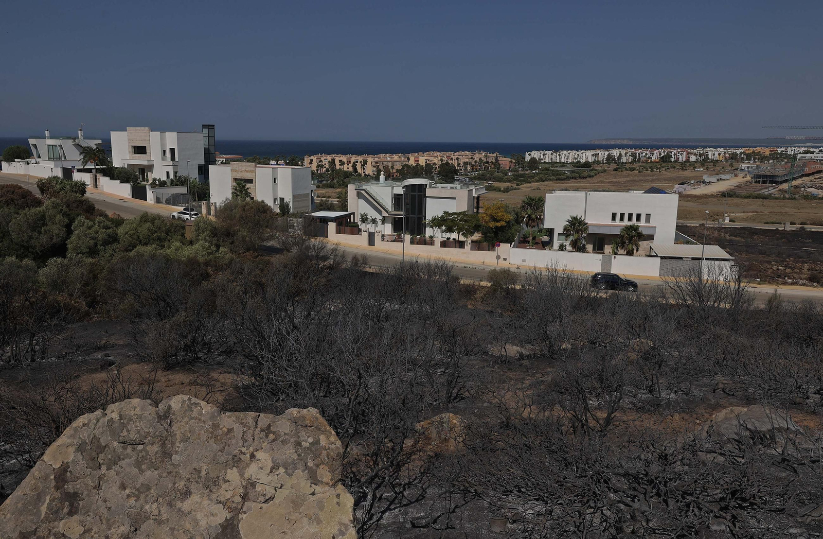 Así han quedado Atlanterra y Zahara de los Atunes tras el incendio forestal en la Sierra de la Plata de Tarifa