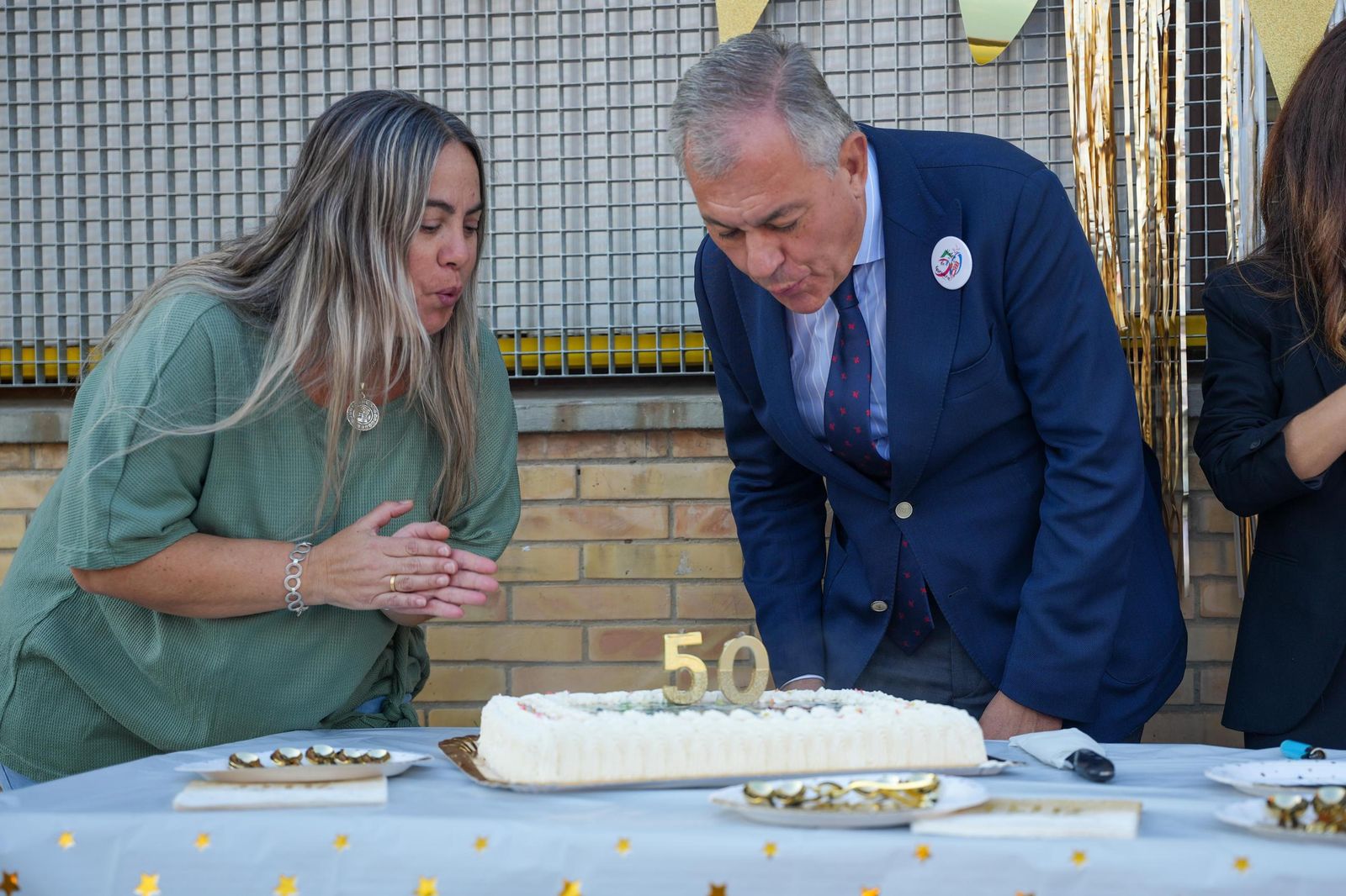José Luis Sanz sopla las velas por los 50 años del CEIP Vélez de Guevara.