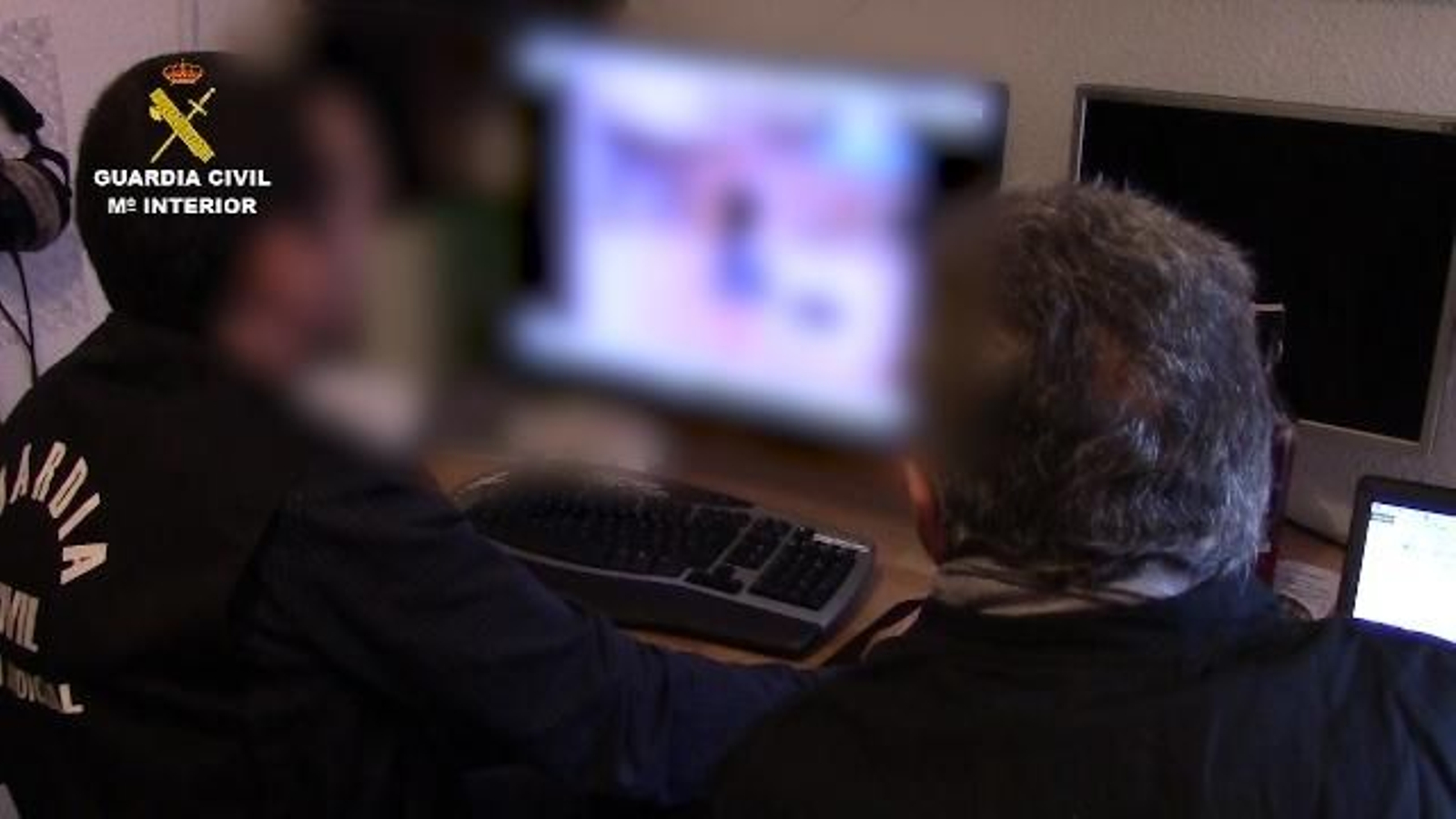 La Guardia Civil analiza parte del material incautado.