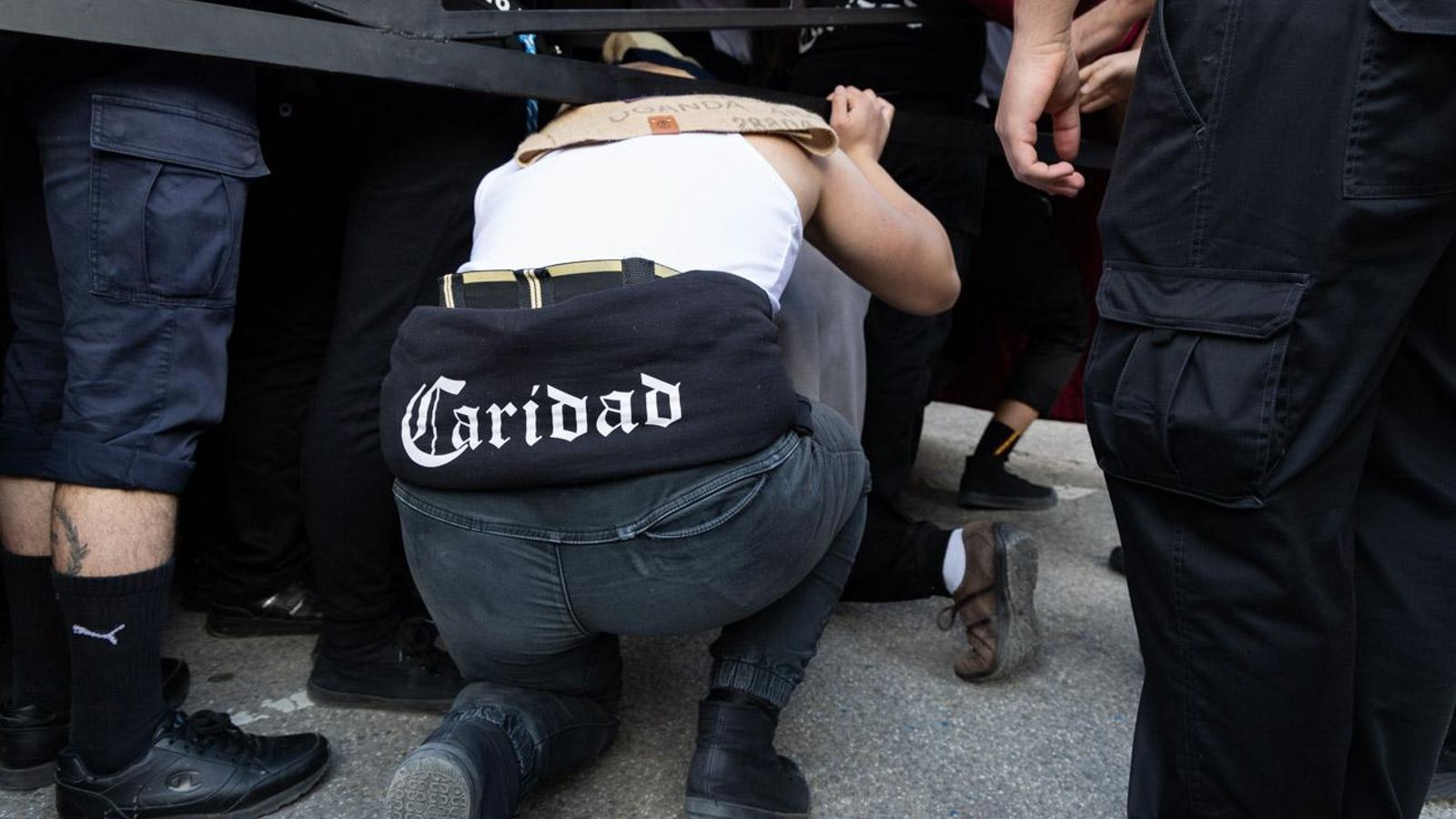 Los cofrades se rinden ante los grandes pasos de misterio del Lunes Santo