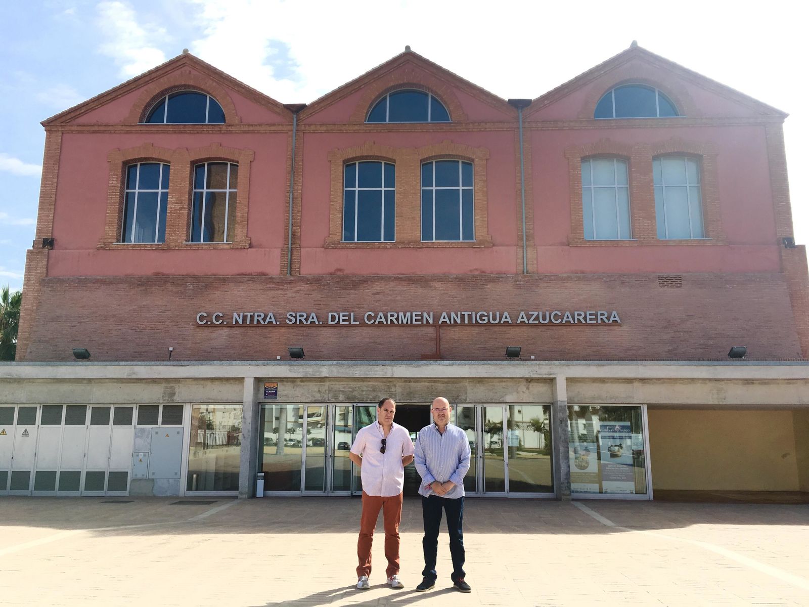 El teniente alcalde de Torre del Mar junto a la fachada.
