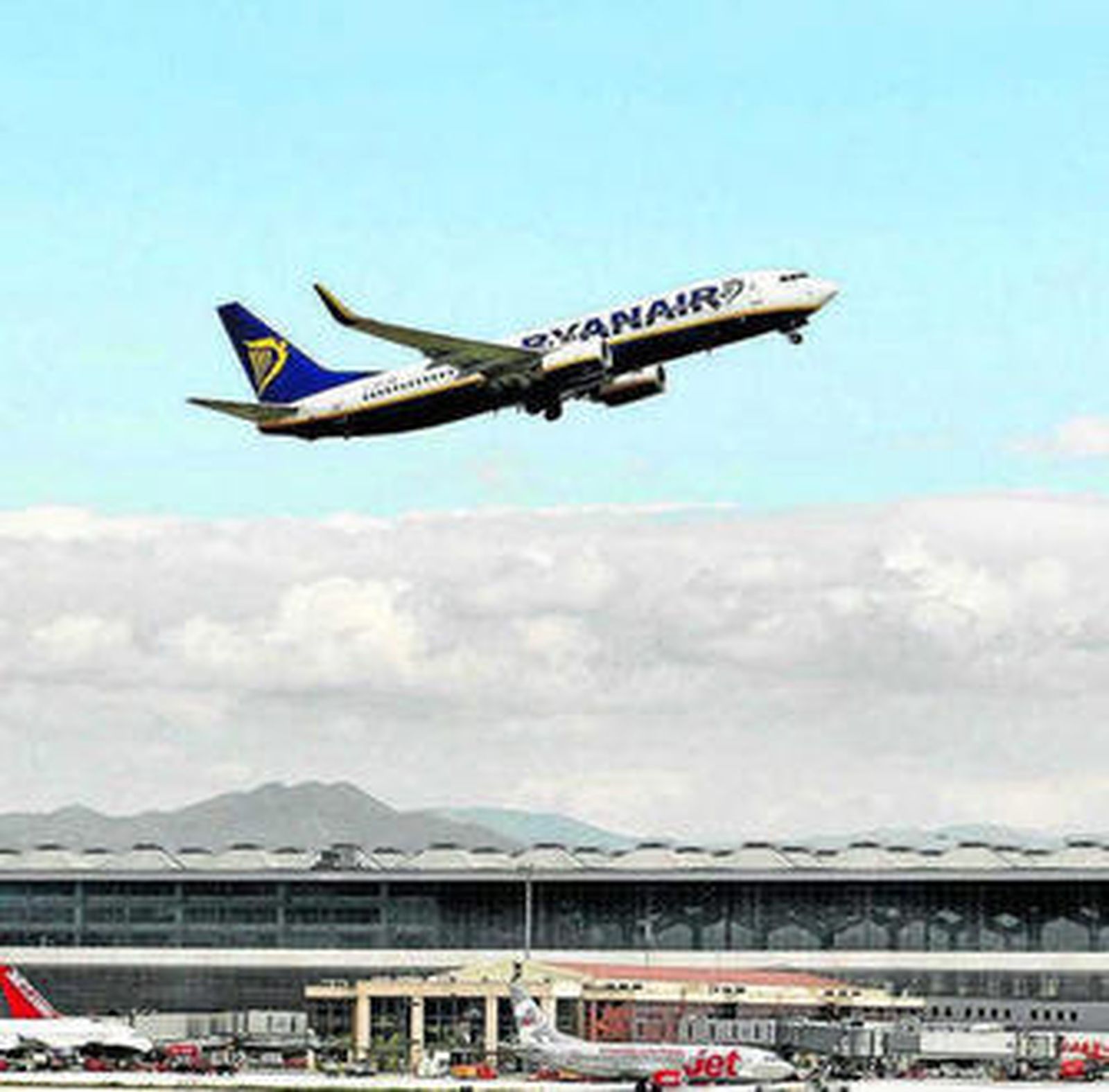 Un avión de Ryanair despega del aeropuerto de Málaga.