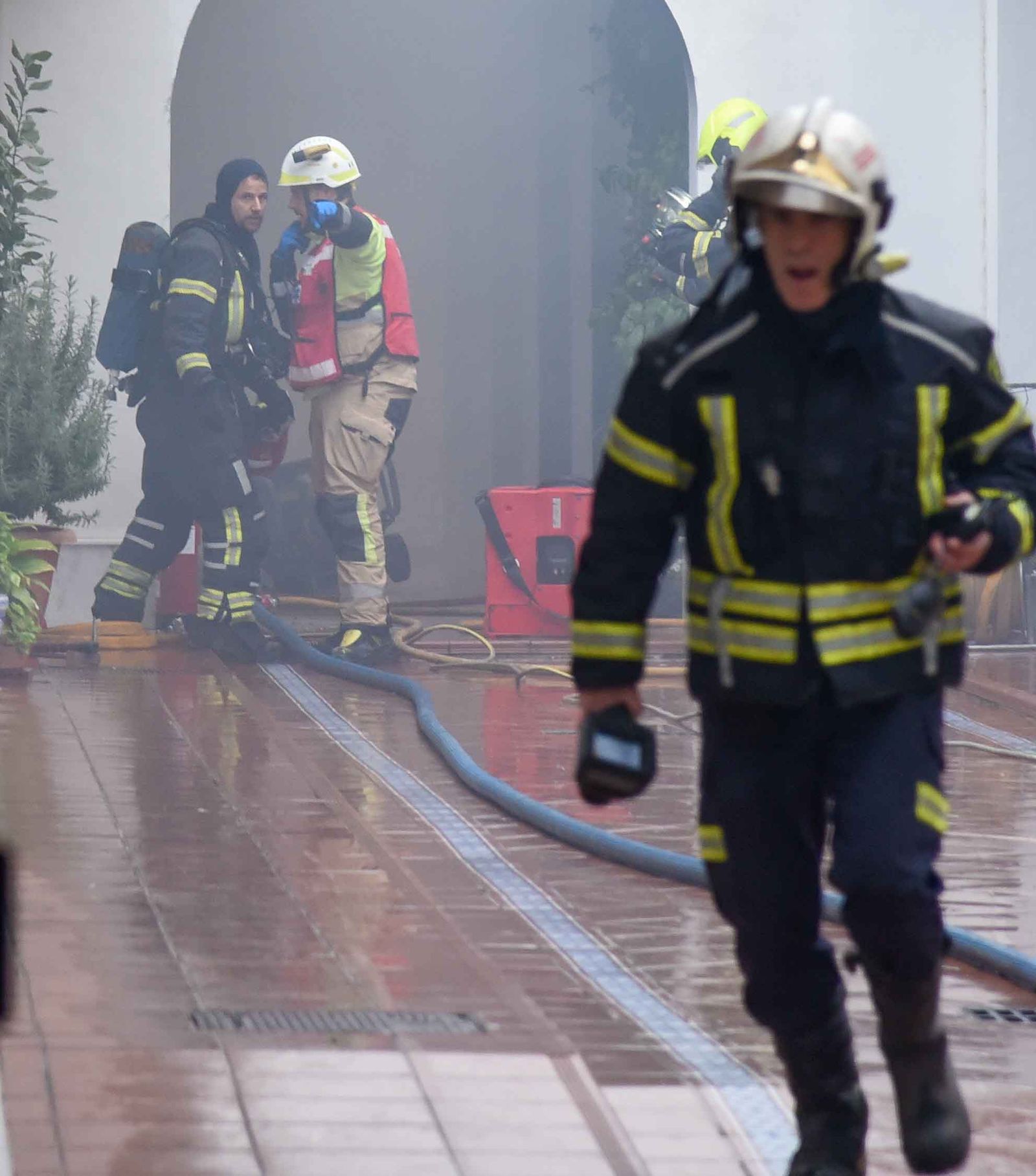 Un herido muy grave y varios desalojados en un incendio en Triana