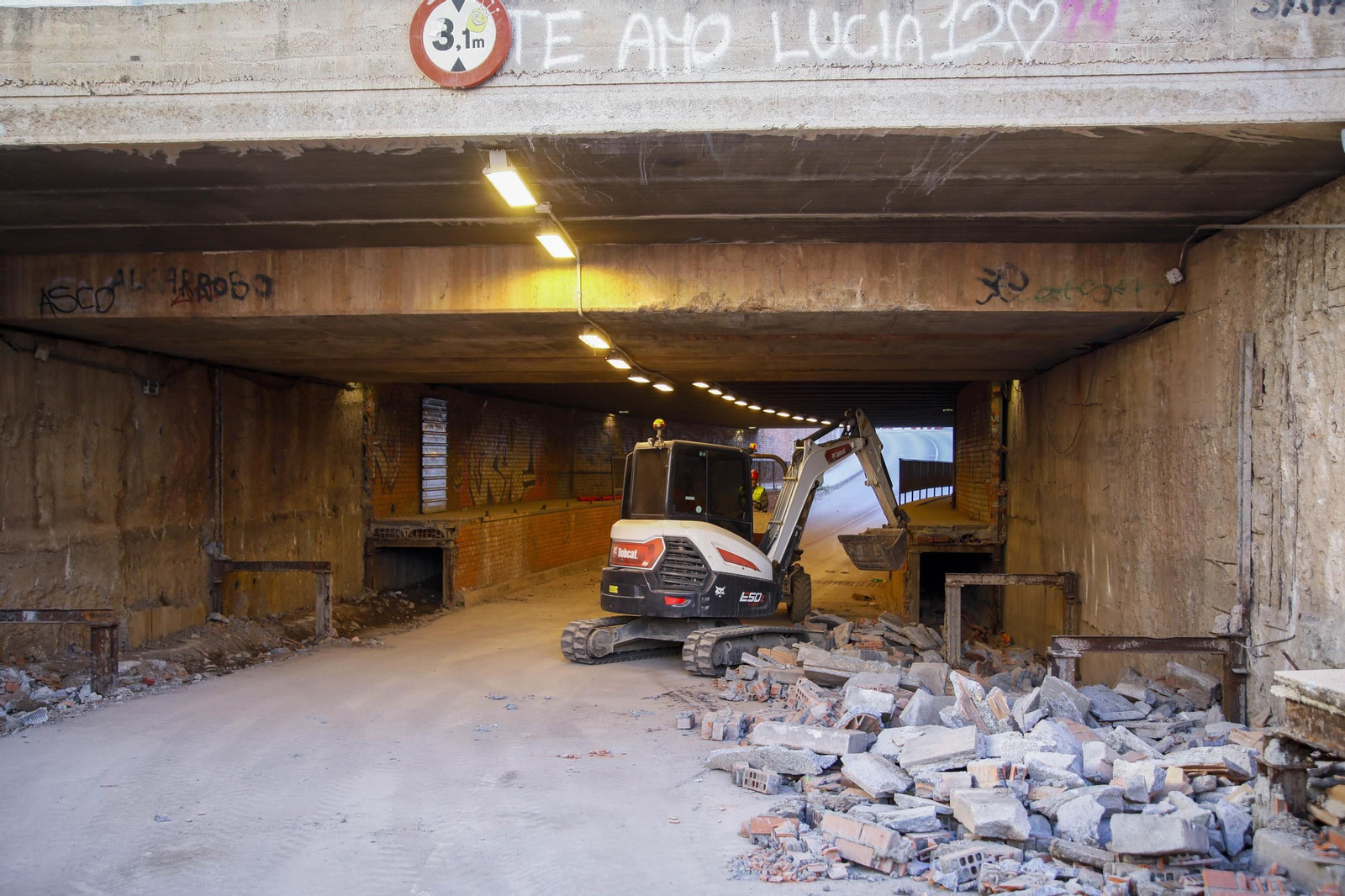Las mejores imágenes del derribo en el puente de la autovía del aeropuerto y el túnel de La Goleta