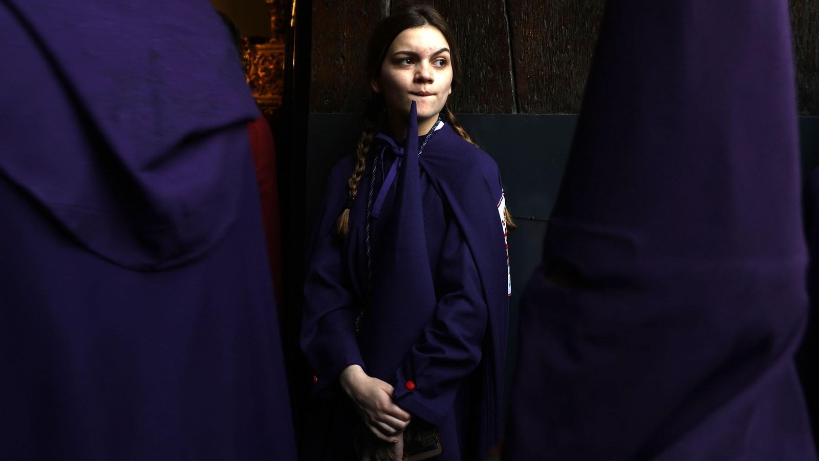 Penitente de la Hermandad de Pasión, en el templo, la pasada Semana Santa de 2024, marcada por la lluvia.