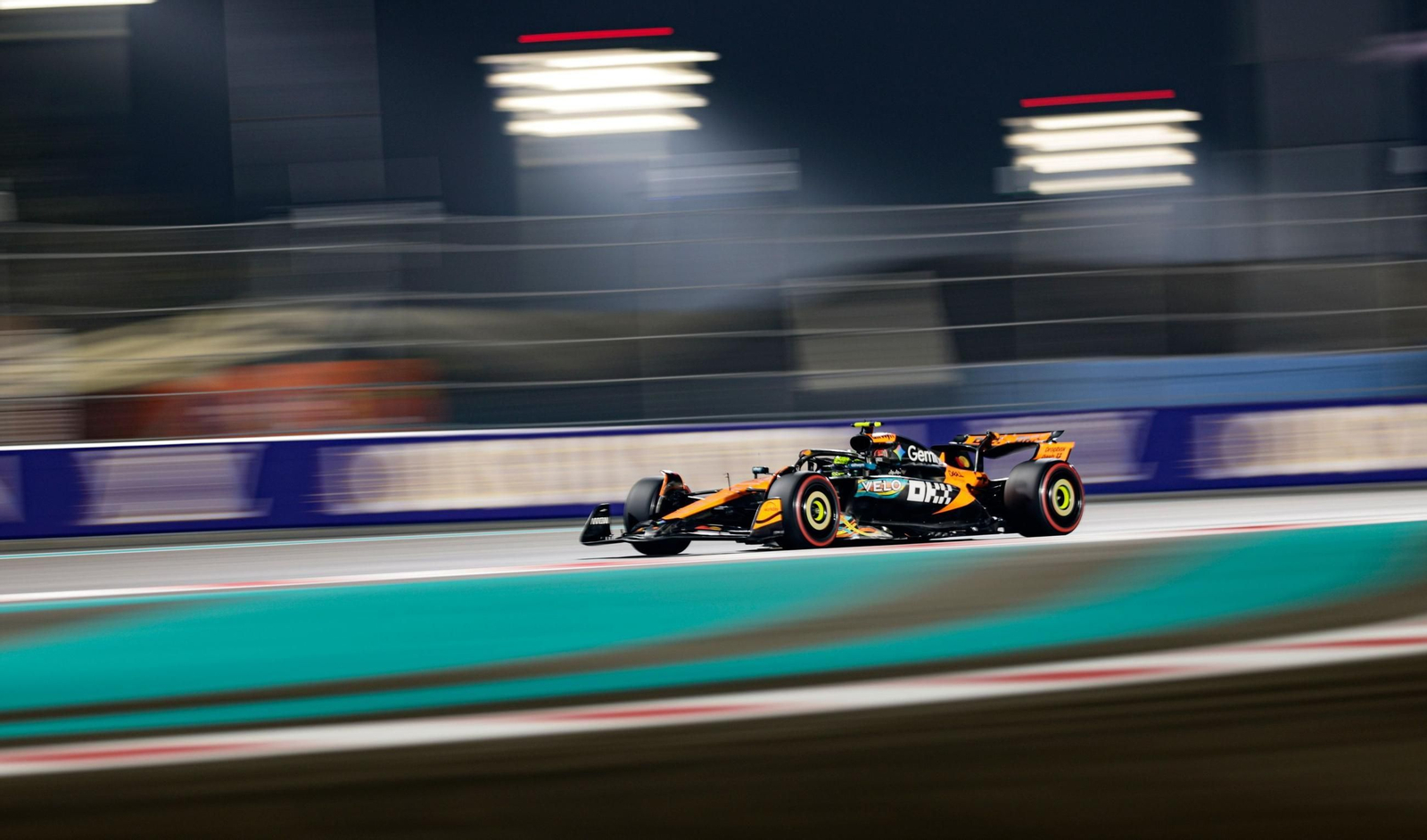 Lando Norris con su McLaren en Yas Marina.
