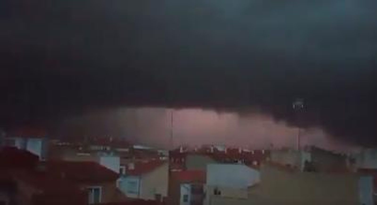 Diversos daños materiales en La Roda ante una tromba de agua: "Fue media hora pero pareció un día entero"