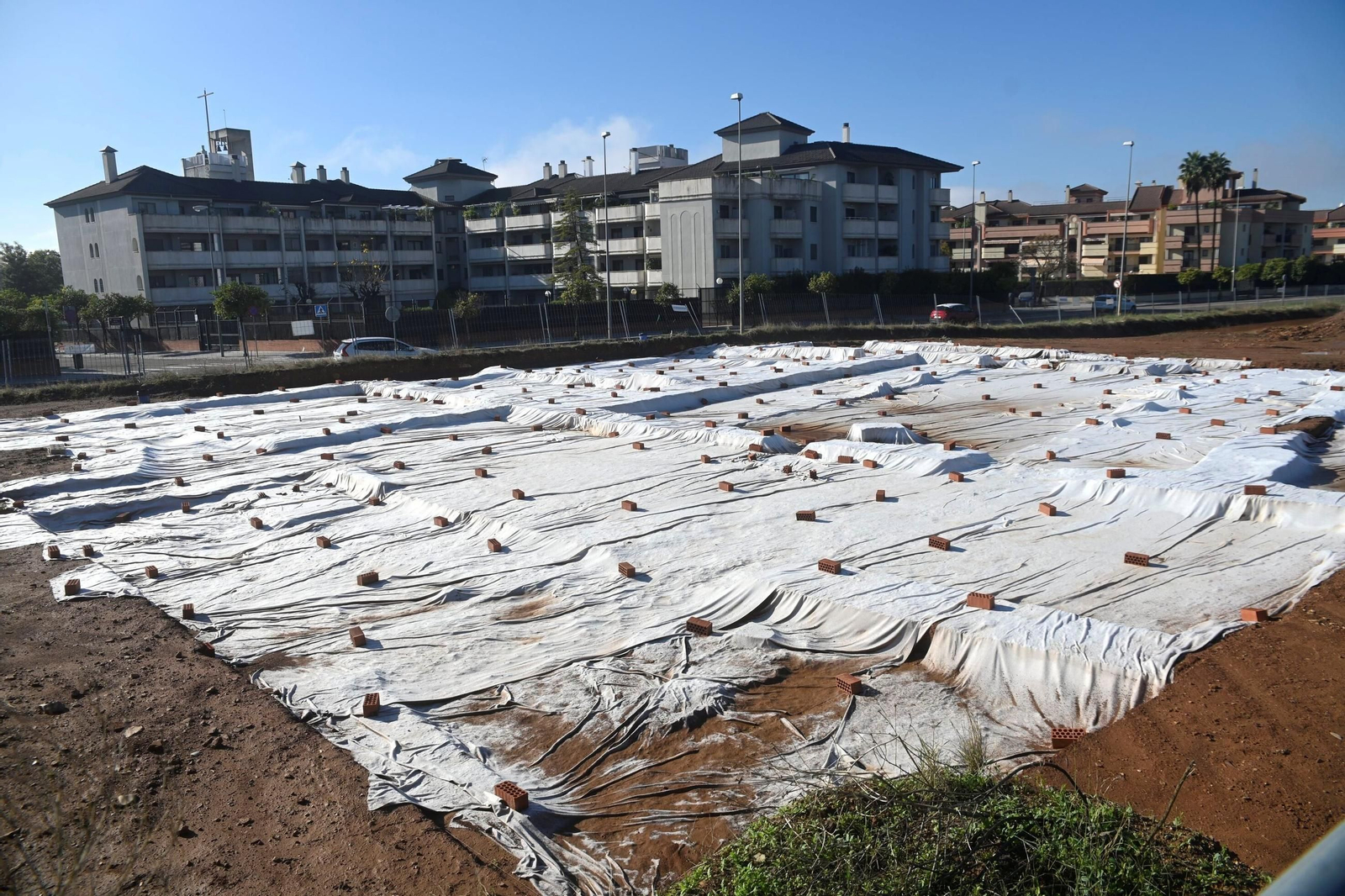 Los restos arqueológicos de la Ronda Norte, tapados por lonas.