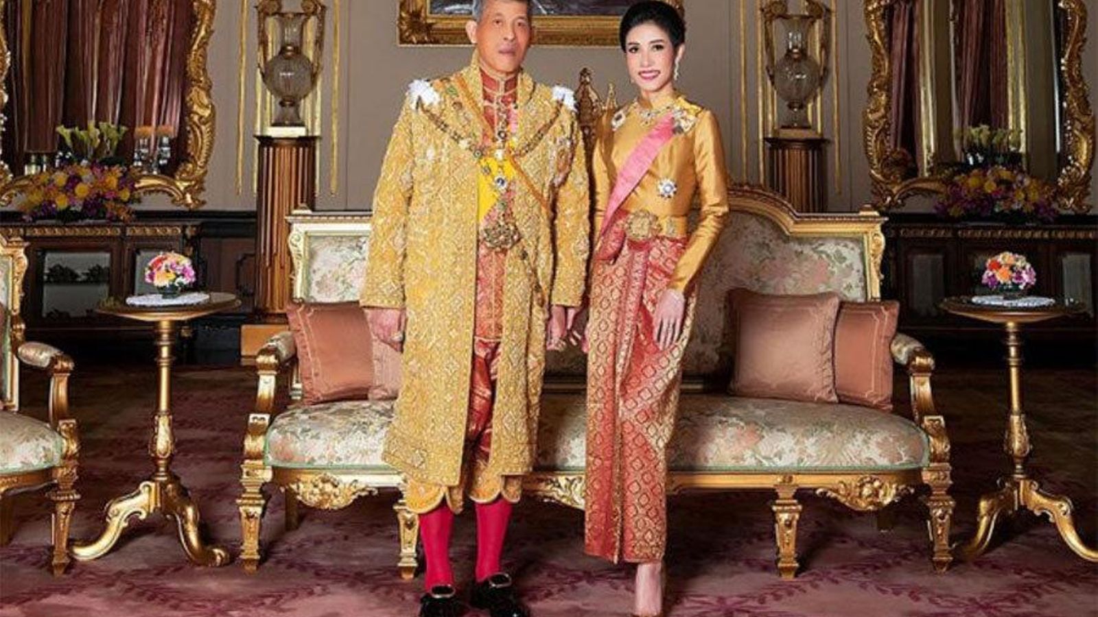 Rama X con su última esposa, la reina Suthina.