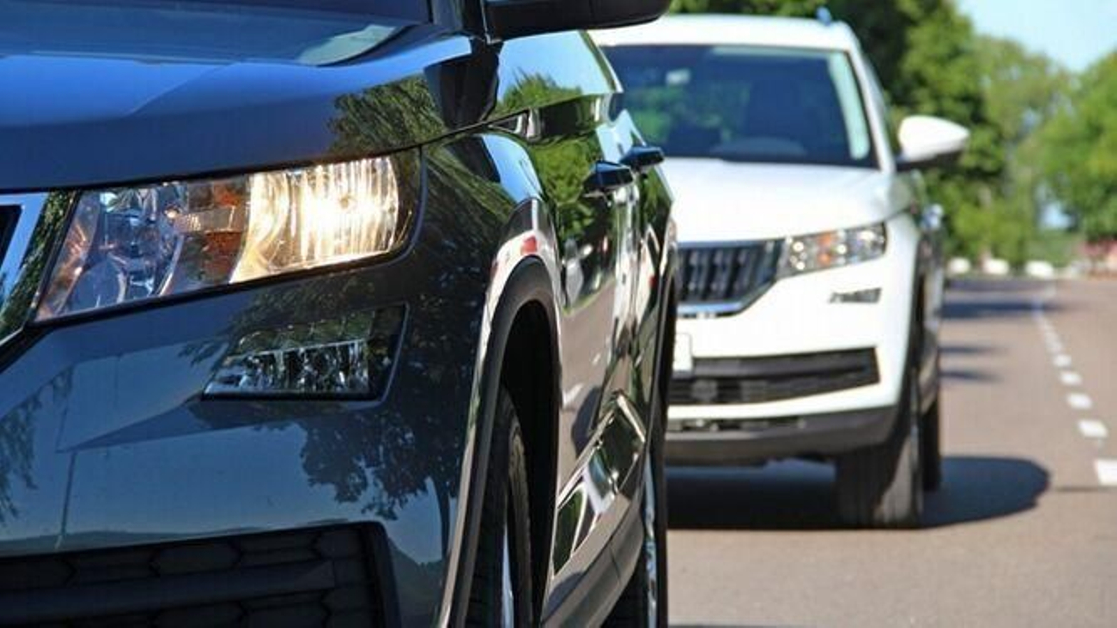 Dos vehículos en la carretera