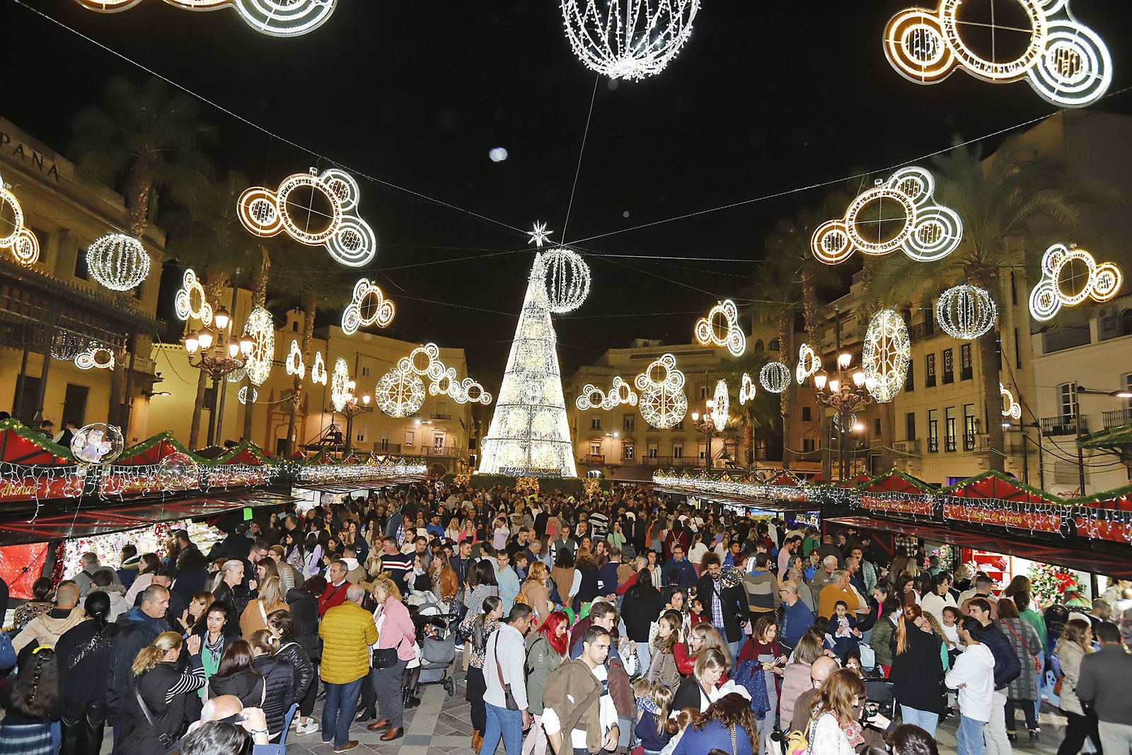 Imágenes del mercado navideño de la Plaza de Las Monjas