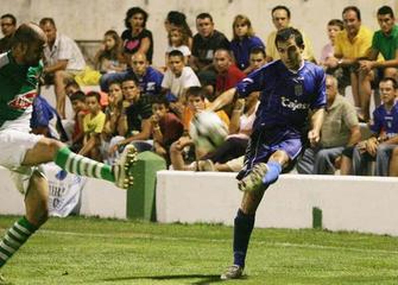 Armenteros centra al área verdiblanca ante la oposición de un jugador puertorrealeño.