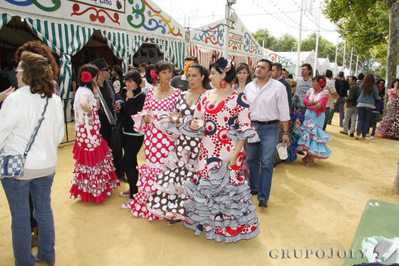 Grupos de jóvenes paseando por el recinto de Las Banderas. 

Foto: Andr?Mora /Fito Carreto