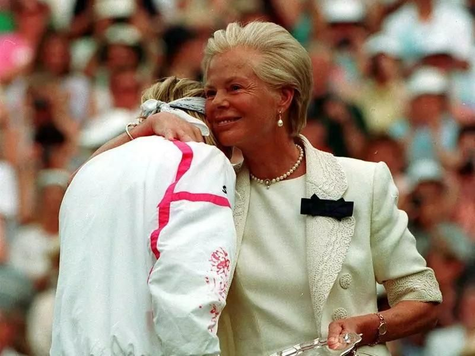 La duquesa de Kent consuela a la tenista derrotada en la final de Wimbledon en 1993, la checa Jana Novotna
