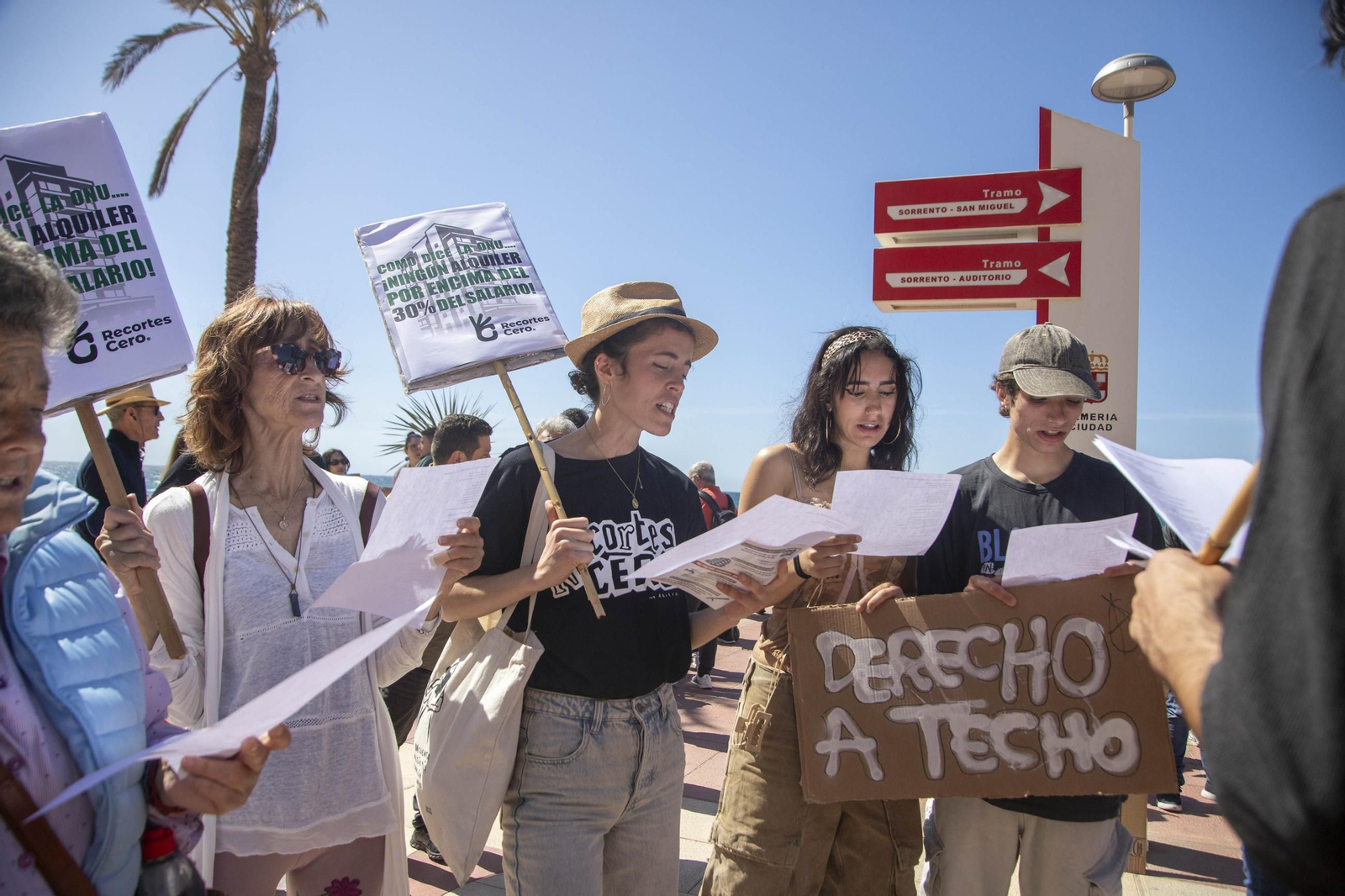 Imágenes de la manifestación en contra del negocio de la vivienda en Almería