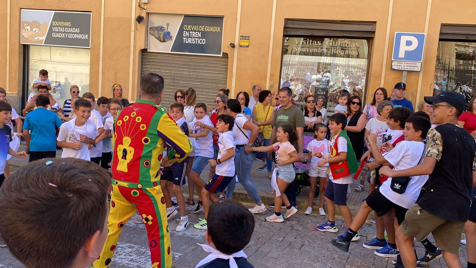 La diversión de los más pequeños ante la llegada a Guadix del Cascamorras Infantil 2024.