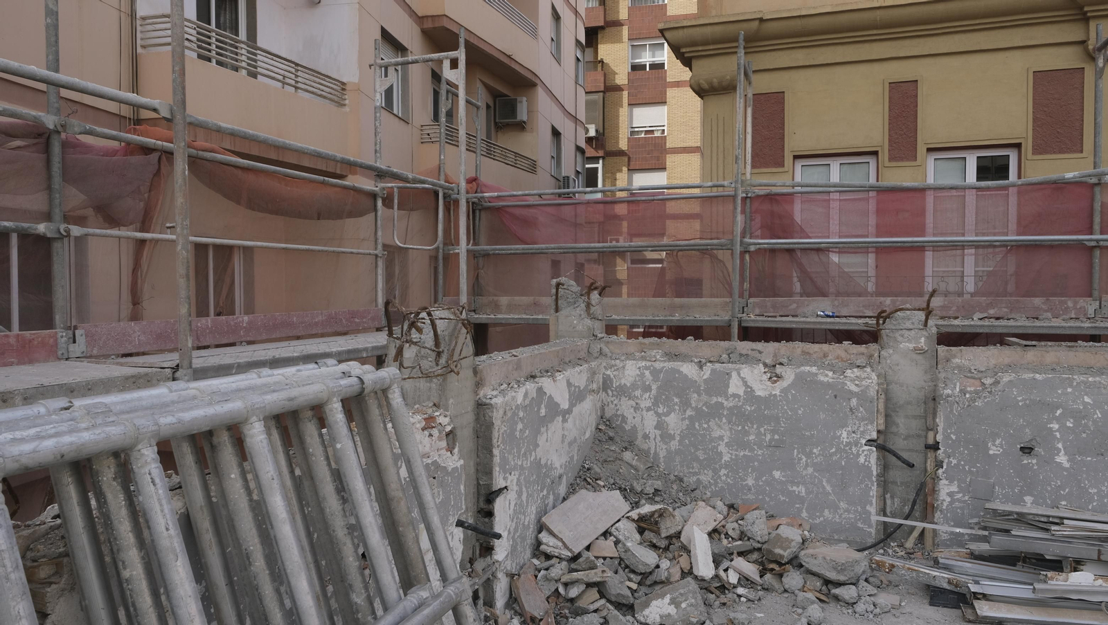 Las mejores imágenes del derribo de la oficina central de Correos en Almería