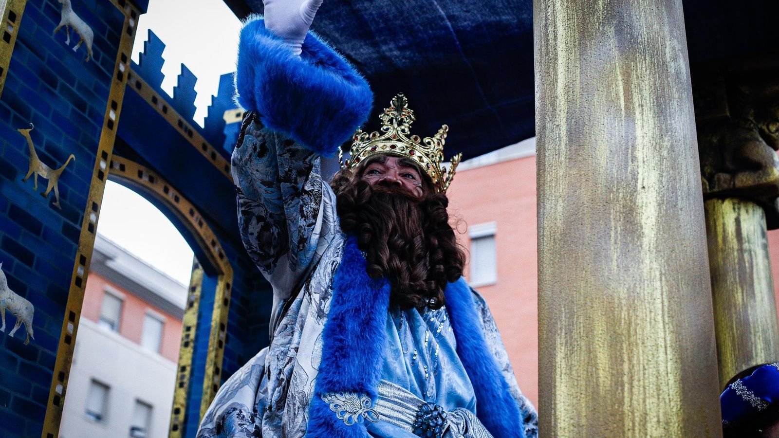El Rey Gaspar saluda desde su carroza.