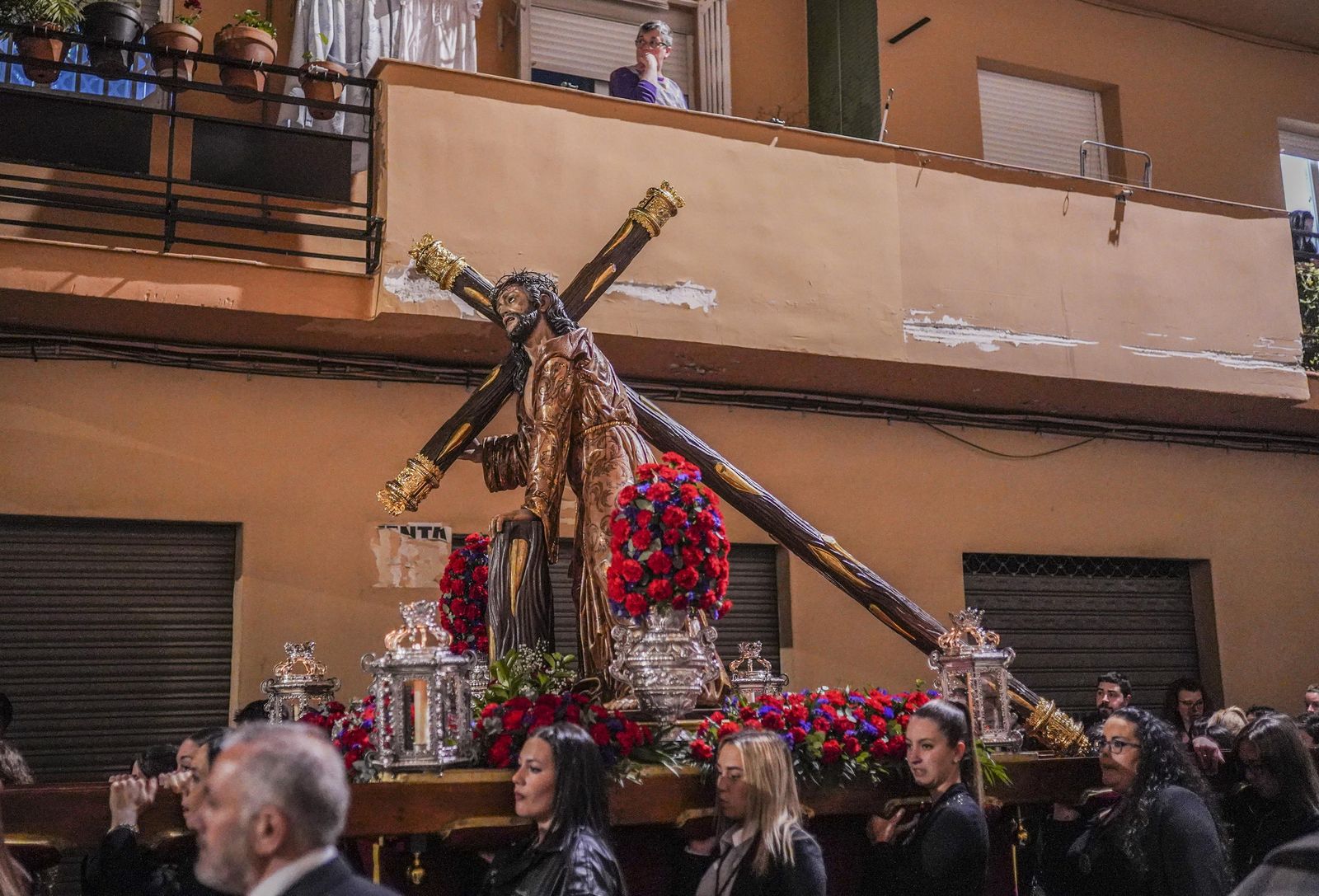 El vía crucis de la Hermandad del Trabajo, en imágenes