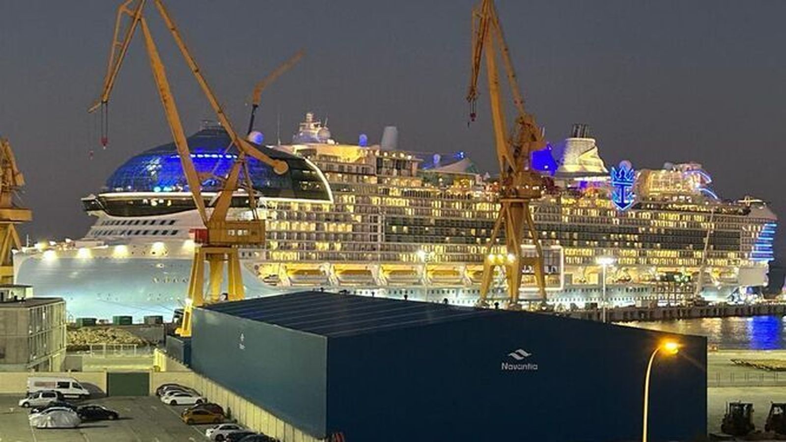 El gigantesco crucero 'Icon of the seas' durante su reparación en Navantia Cádiz.