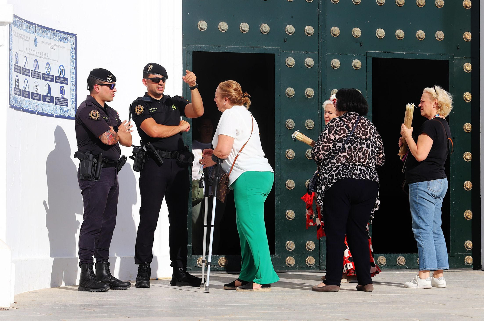 Ambiente en la aldea del Rocío previo a la llegada de las Hermandades, en imágenes