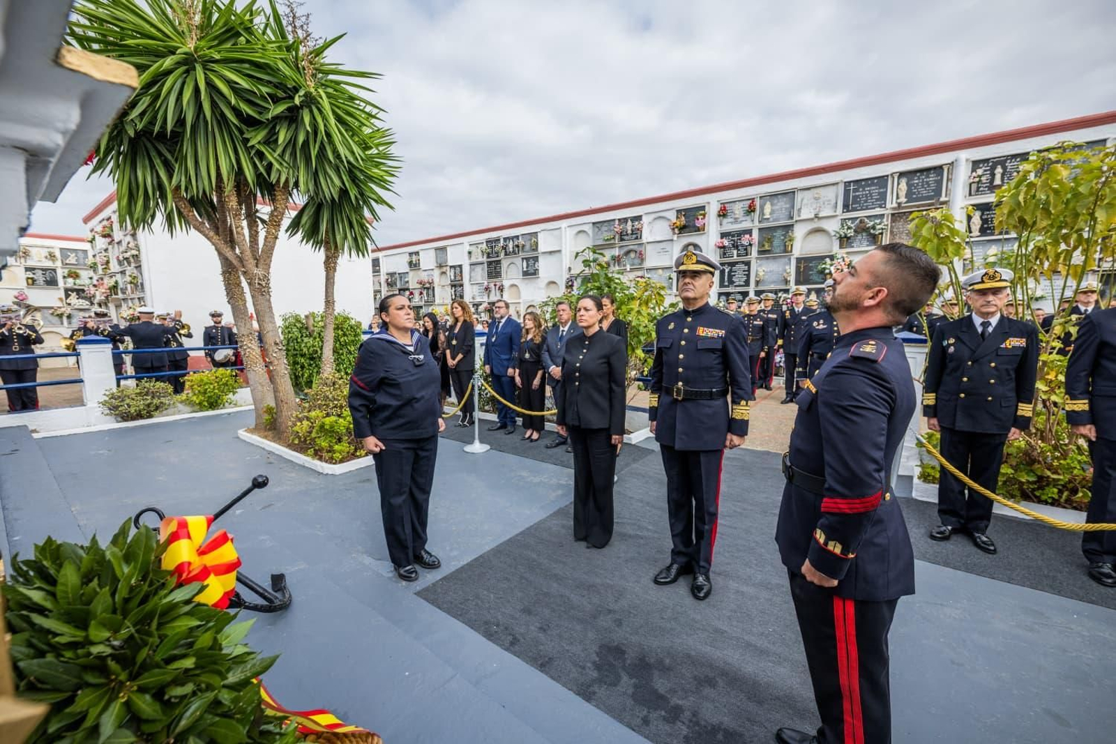 Acto de homenaje de la Armada a los caídos en el cementerio de la localidad de San Fernando