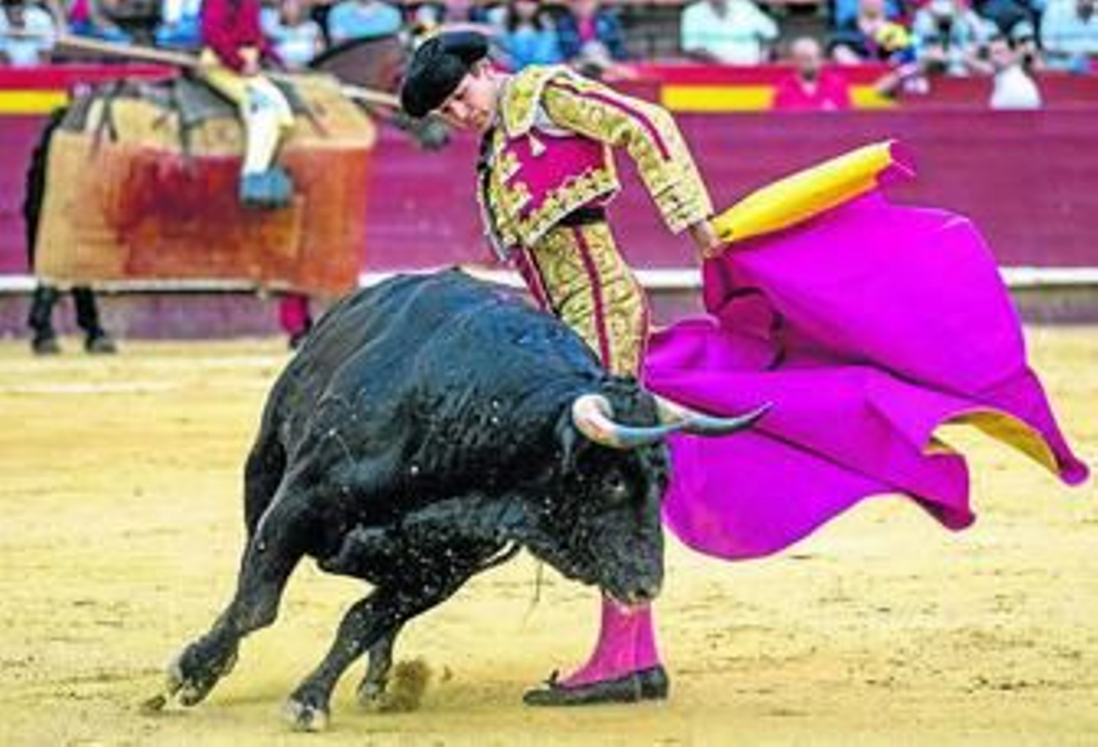 Alberto Gómez, en un lance en la corrida de ayer en Valencia.