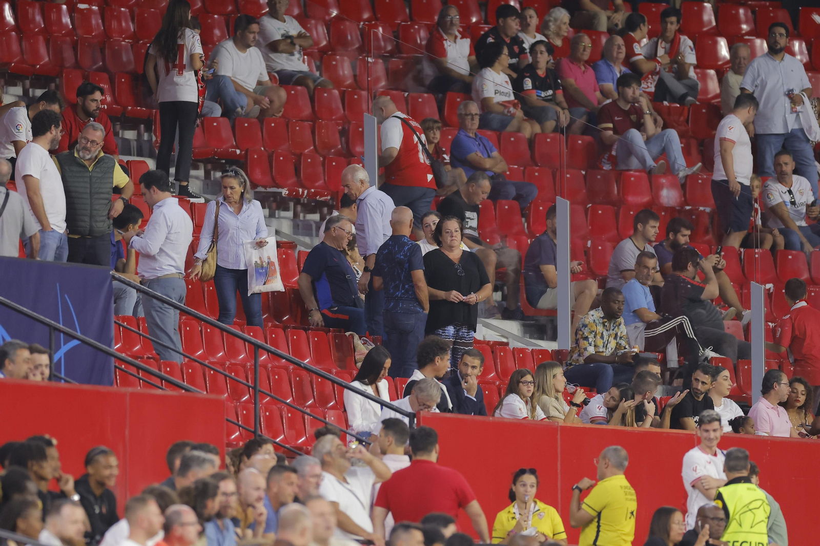 Búscate en las fotos del Sevilla-Lens