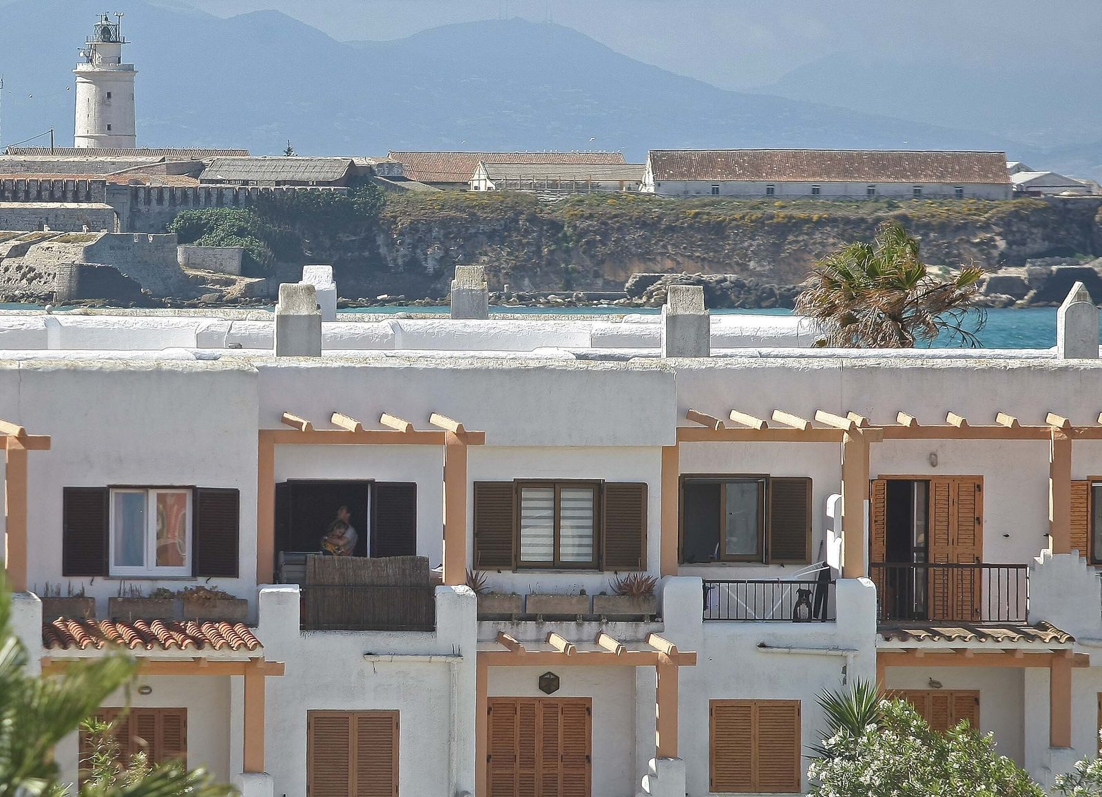 Las terrazas de una zona de apartamentos  junto a la playa  tarifeña de Los Lances.
