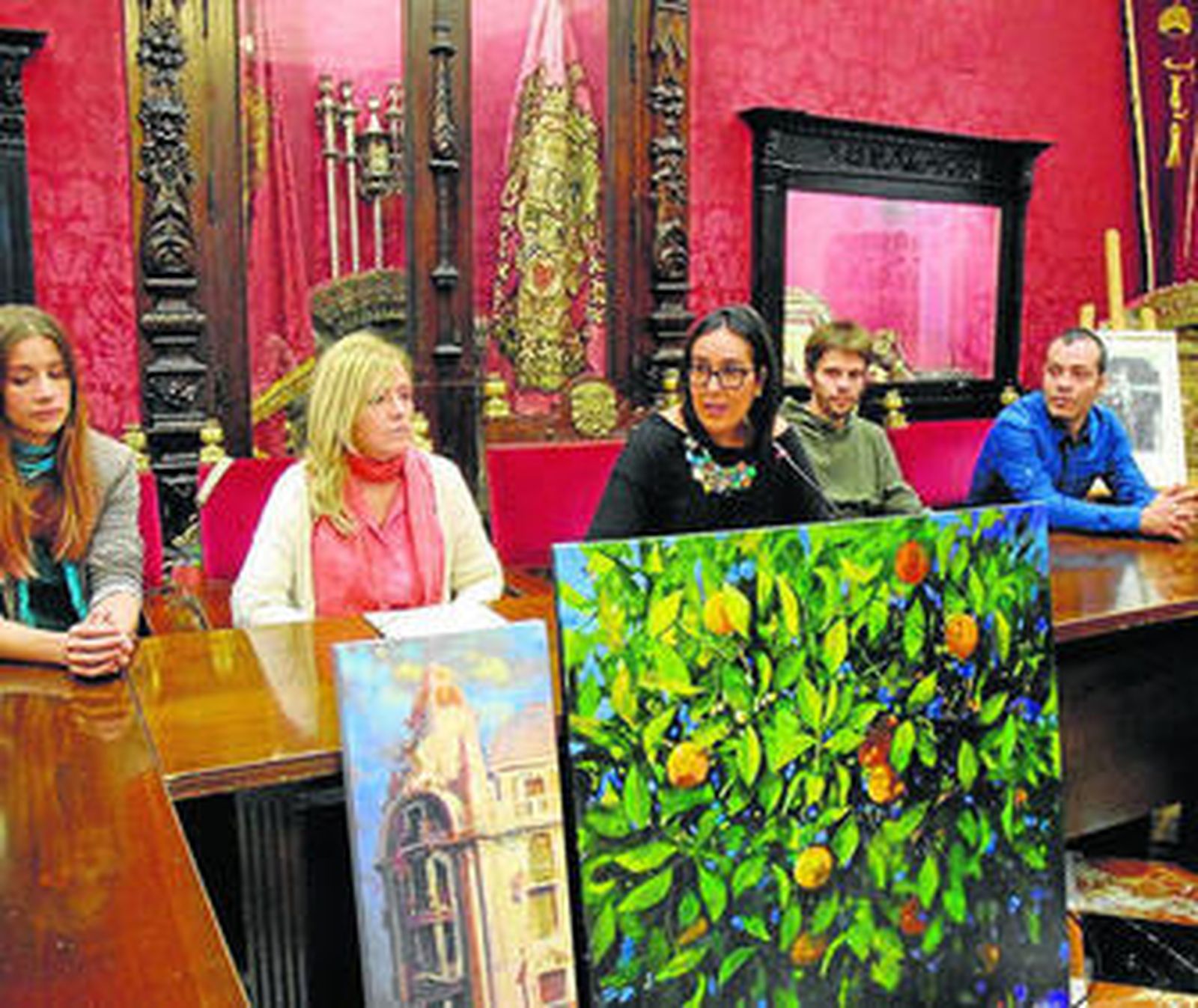 María Francés, (dcha.) en la presentación de la muestra de artes plásticas.