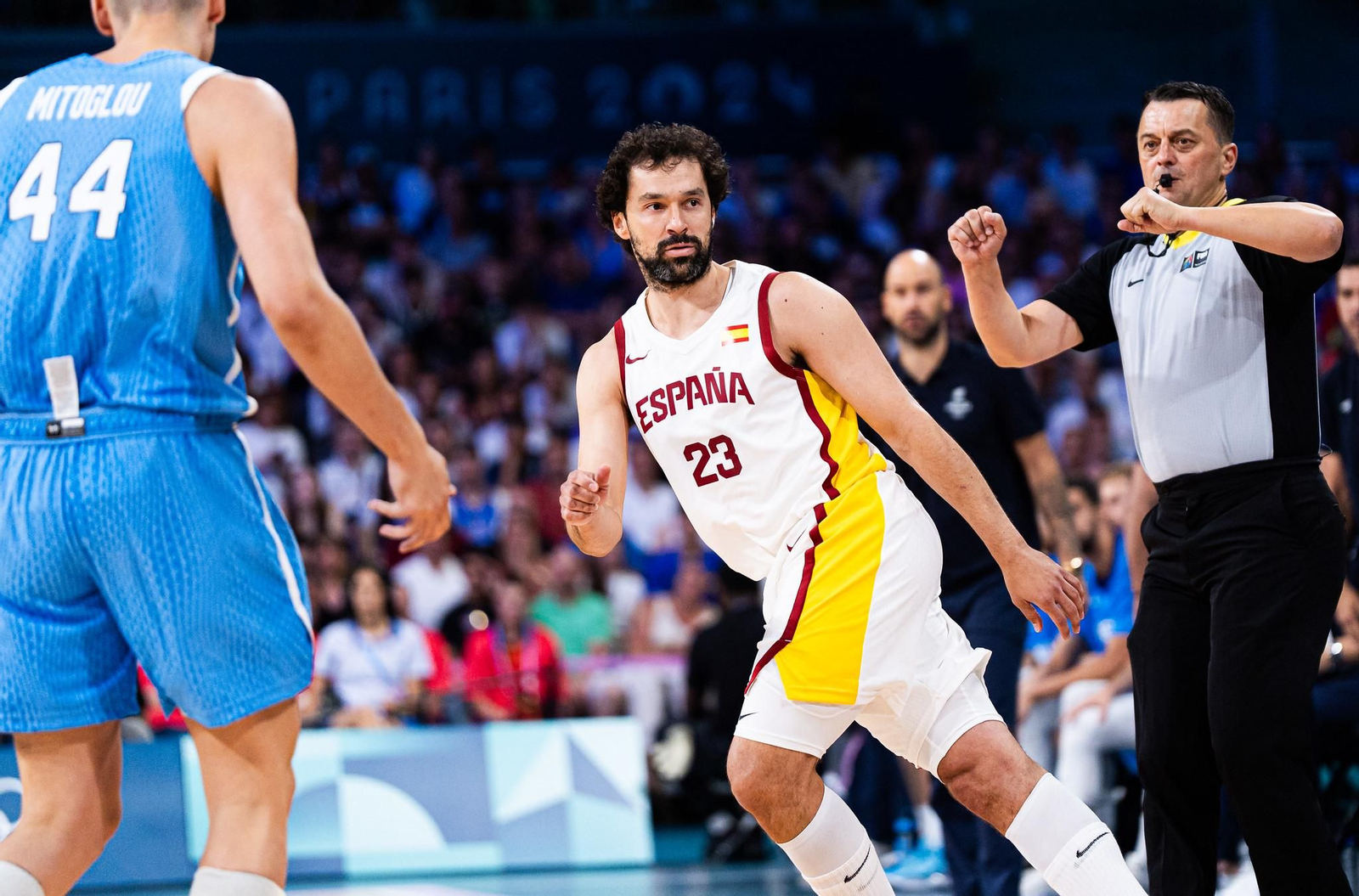 Alberto Díaz hace trabajo sucio y España se agarra a París tras ganar a Grecia (84-77)