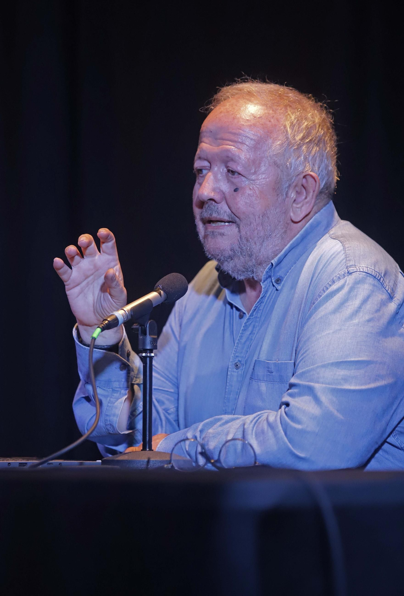 Fotos de la conferencia de Juan José Téllez  sobre los cincuenta años de la publicación del disco El Patio, del grupo Triana