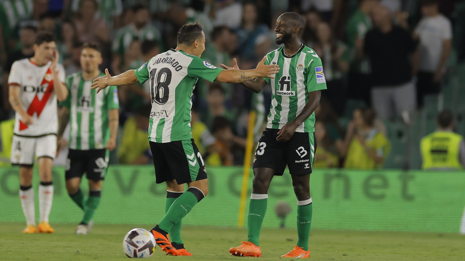 Sabaly recibe la felicitación de Guardado al finalizar el partido.
