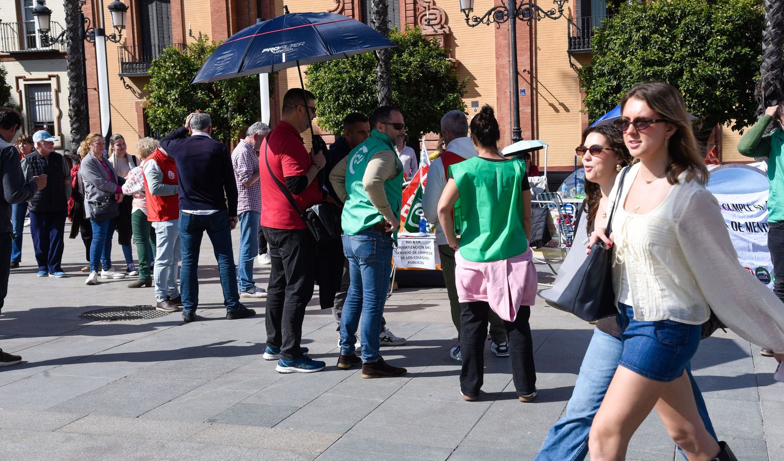 Acampada de los peones de limpieza en la Puerta de Jerez.