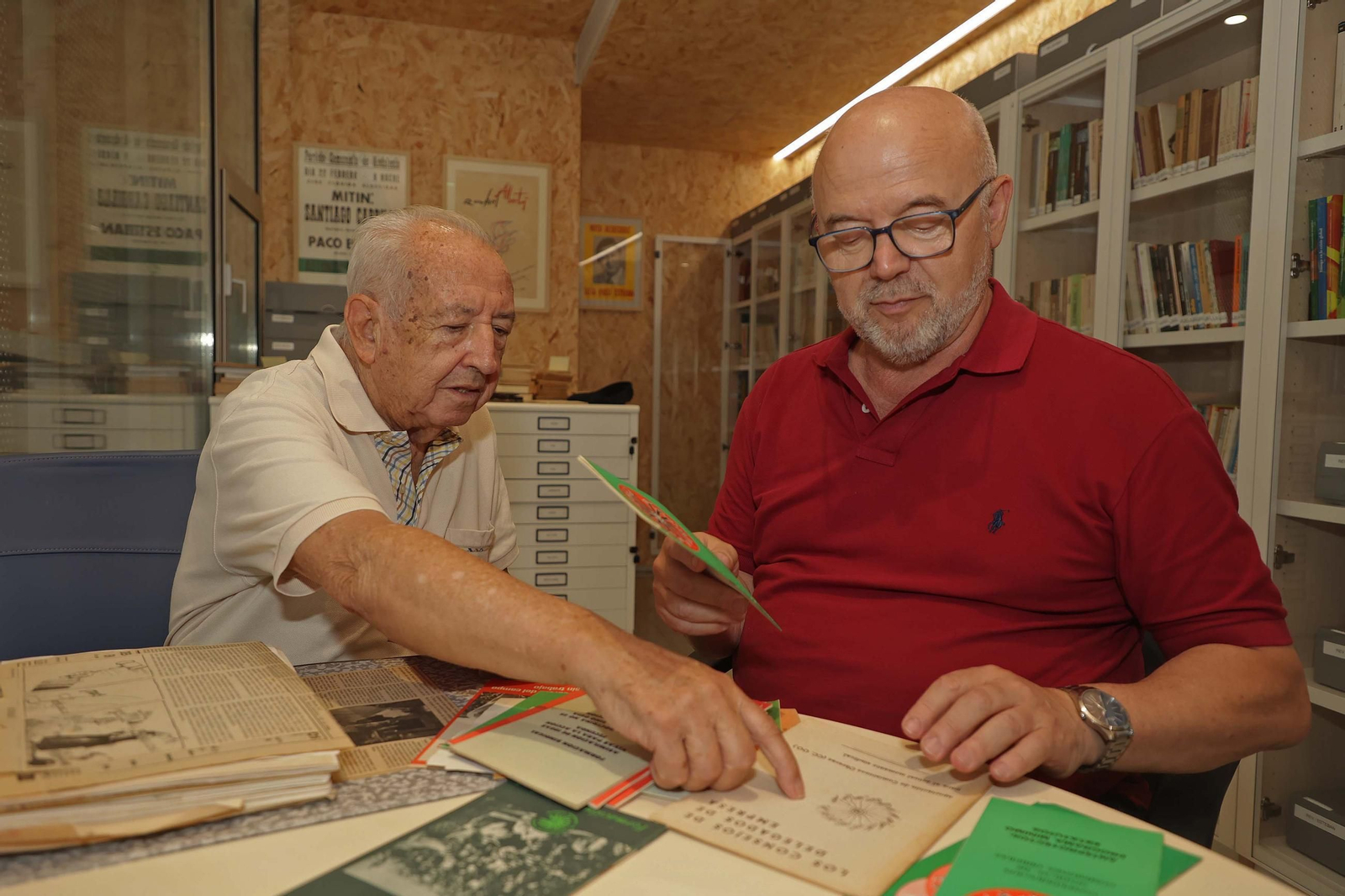Donanción de la biblioteca y el fondo domucomental de Paco Esteban a la UCA, en imágenes