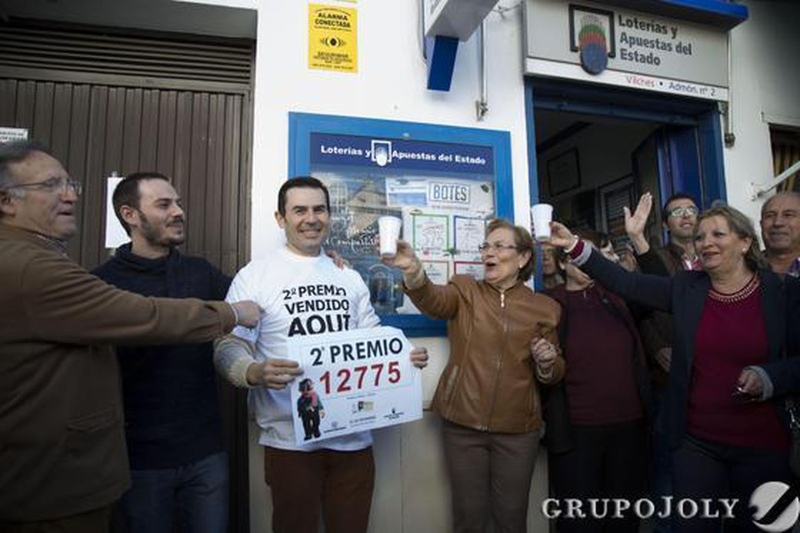 Vecinos de Osuna, agraciados con el segundo premio al número 12775.

Foto: M.J.López
