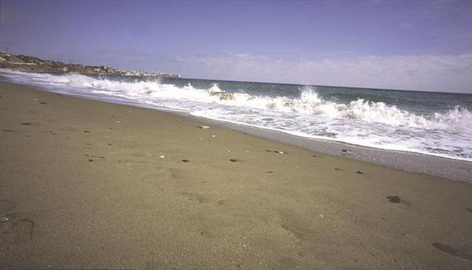 5. Carvajal (Fuengirola-Benalmádena)

Playa estrecha, con paseo marítimo junto al que se asientan edificios de gran altura y que forma una unidad con la playa de Carvajal en Benalmádena. Esta última es una playa semiurbana sin paseo marítimo, principalmente compuesta por bolos y grava y arena oscura. Las aguas de ambas son bastante tranquilas y su arena es de una tonalidad oscura. Tiene aparcamiento no vigilado y está bastante bien equipada. También es de fácil acceso a pie. Cuenta, además, con el distintivo Q de calidad turística, marca que representa la calidad en el sector turístico español. Se trata de una playa altamente ocupada en su zona más occidental.

Foto: Turismo Costa del Sol