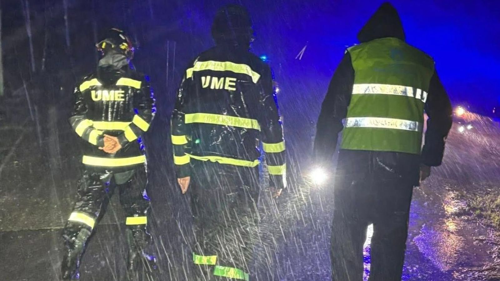 Durante la noche, el temporal ha dejado cientos de vecinos desalojados, cortes de carreteras, caídas de árboles y interrupciones del suministro eléctrico en distintos puntos de la comarca.