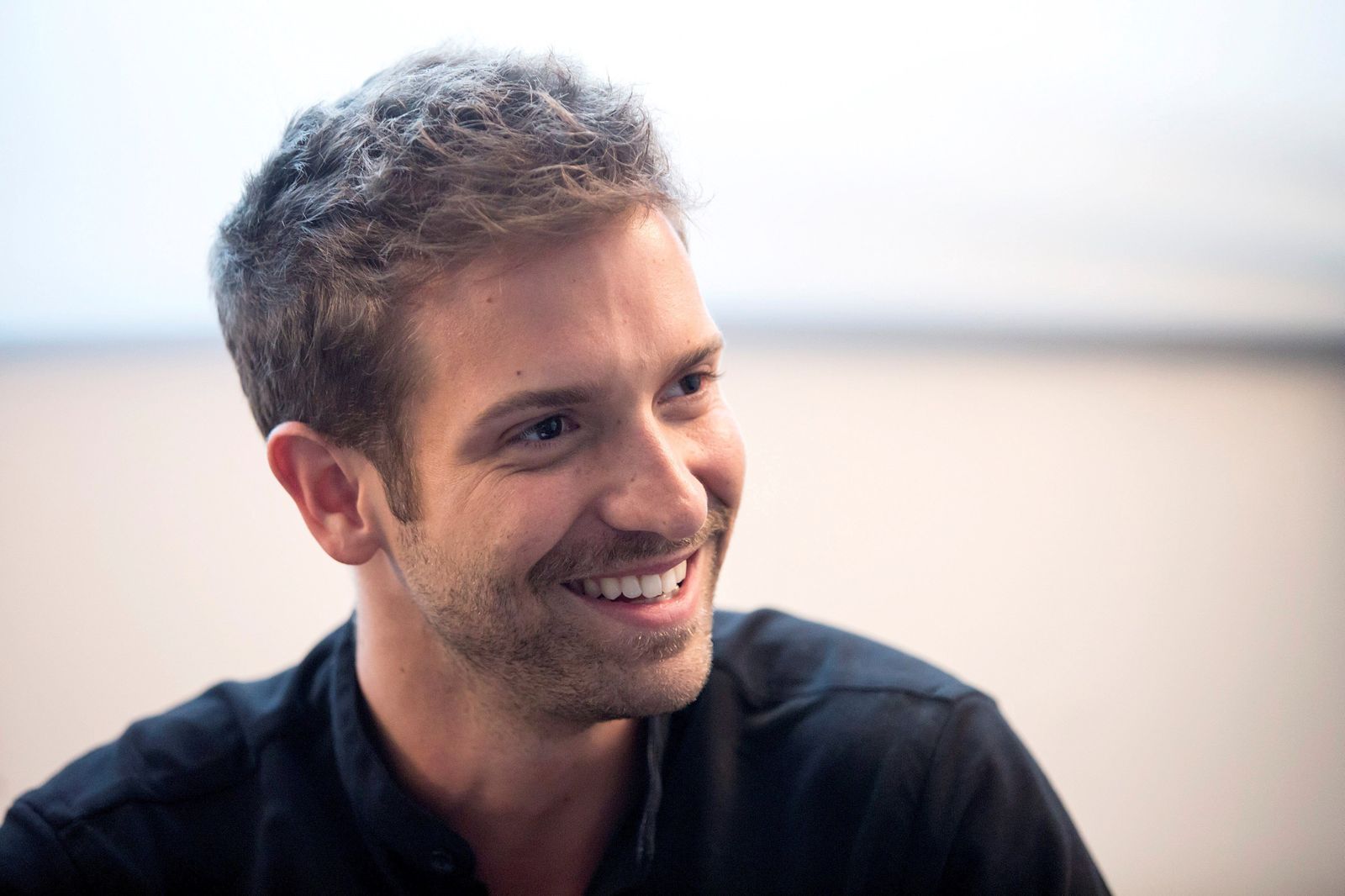 Pablo Alborán (Málaga, 1989), en una imagen reciente; en la página siguiente, el 18 de mayo, durante el concierto en Málaga con el que abrió la gira nacional.